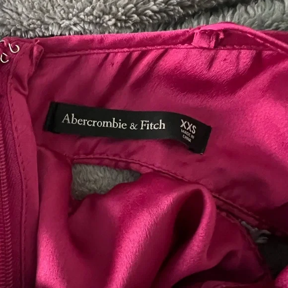 Pleated cutout Abercrombie wedding guest dress - Picture 4 of 6